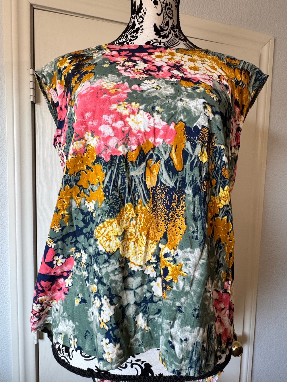 3/$15. Y2K high low Floral Cap-Sleeve Blouse i